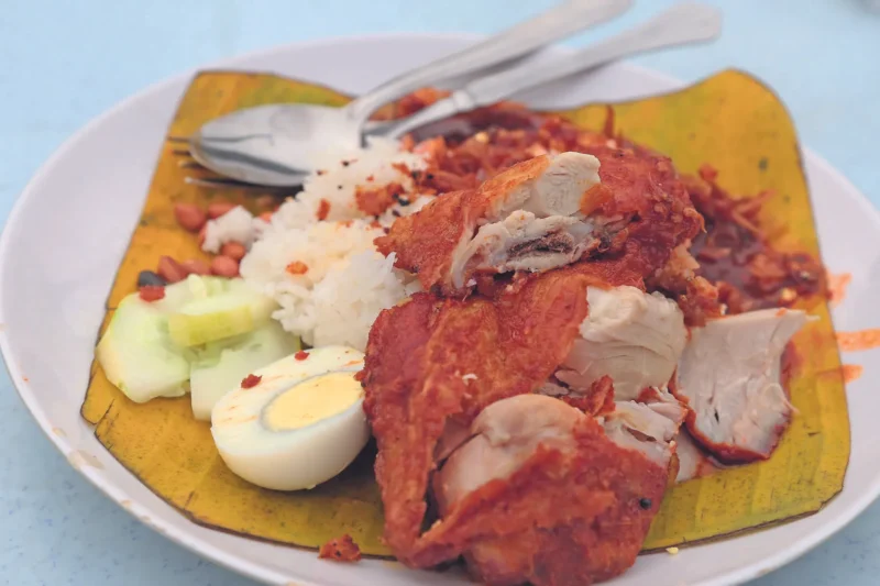 Nasi Lemak Famous: Quán cơm gà huyền thoại giữa lòng Bangsar